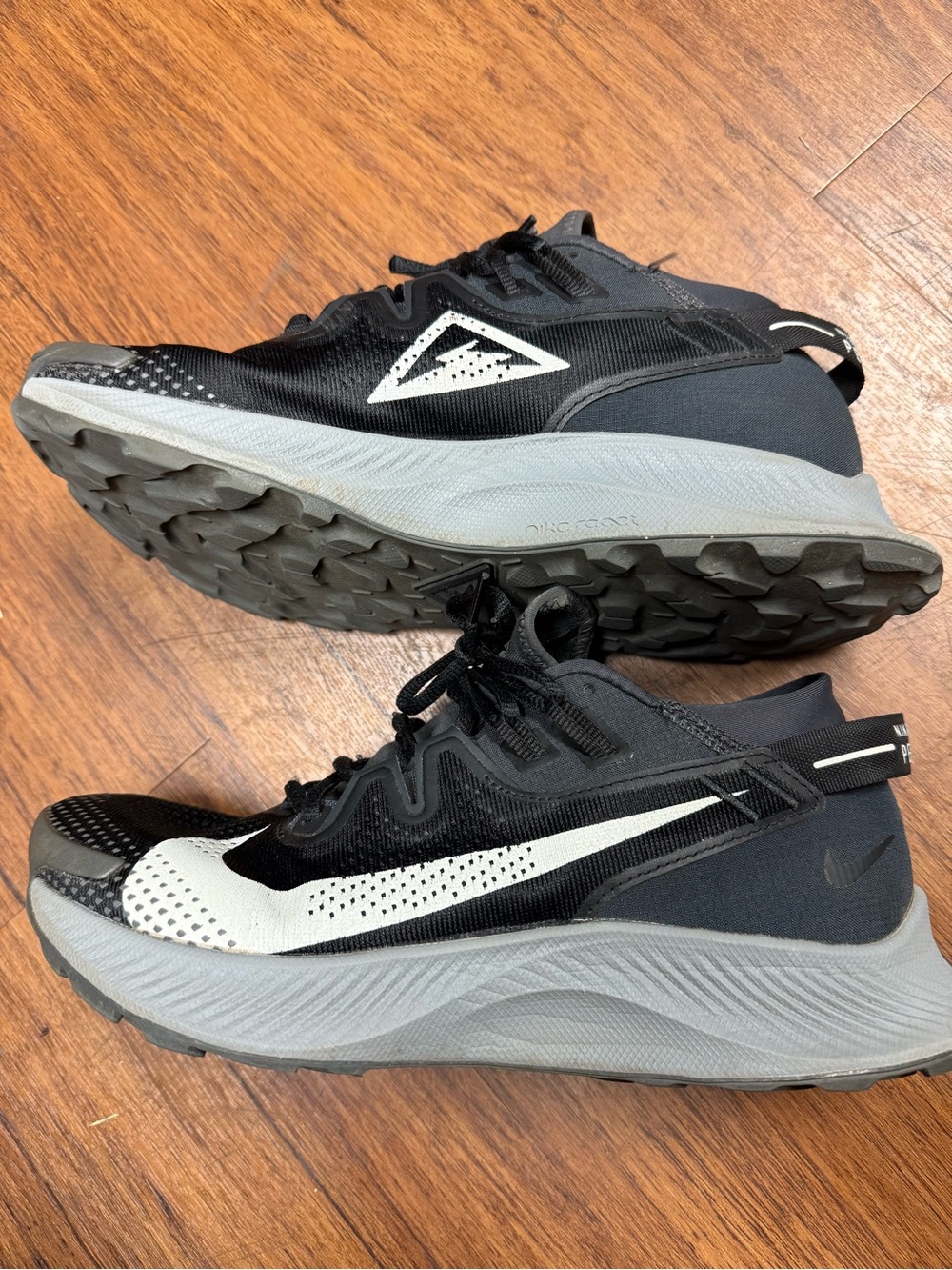 Nike Men’s Black and White Trail Running Sneakers